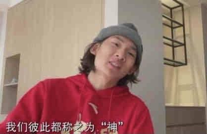 丈（余文乐 饰）是喷鼻港深水区的一位放蛇差人，作为底层的差人，丈全日与一个可贵见光的世界打交道，这里充溢着暴力、福寿膏，是社会阴晦的一个角落。要想在这里保存，丈不但要学会若何做差人，更需要进修黑道的保存法例，垂垂地丈的身份愈来愈恍惚，他糊口在黑与白之间的灰色地带。Lulu（冼色丽 饰）是这一区的妓女，丈与之连结着交往，却始终未将关系向前推动。一次不测，丈误杀小头子四眼堂（廖启智 饰），神秘杀手（樊少皇 饰）是独一目击者，为了自保，丈和神秘杀手睁开了一场追逐……杀手背后有如何的奥秘？丈是不是可以或许逃过此劫？《青苔》为我们揭示了社会阴晦处的小人物们若何似青苔一般保存。